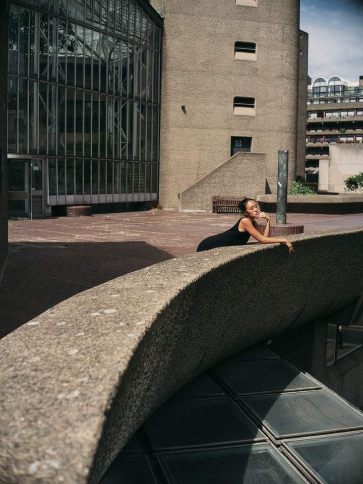 The Kallaus Dress against the concrete curves of the Barbican
